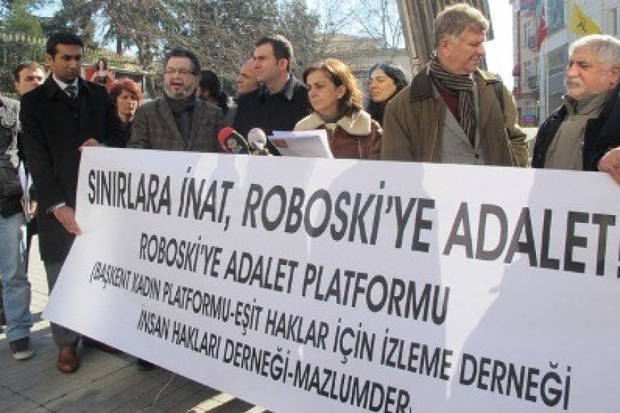 ROBOSKİ’YE ADALET PLATFORMU “SINIRLARA İNAT ADALET” KAMPANYASINI GALATASARAY POSTANESİ ÖNÜNDE BAŞLATTI