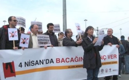 Taksim Meydanı’nda “Mayınsız Bir Türkiye ve Dünya İçin” Paçalar Sıvandı