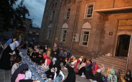 ÜMMETİN İFTARINDA ARAKAN VE SURİYE UNUTULMADI