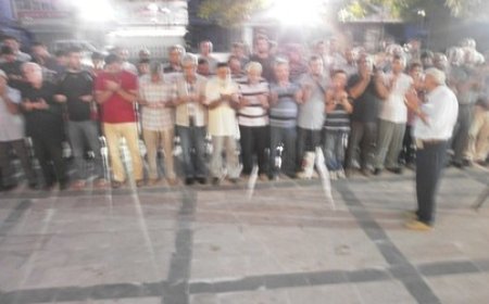 surye ve arakan için sabah namazında sonra cami avlusunda  yapılan dua ve kılınan gyabi cenaze namazı