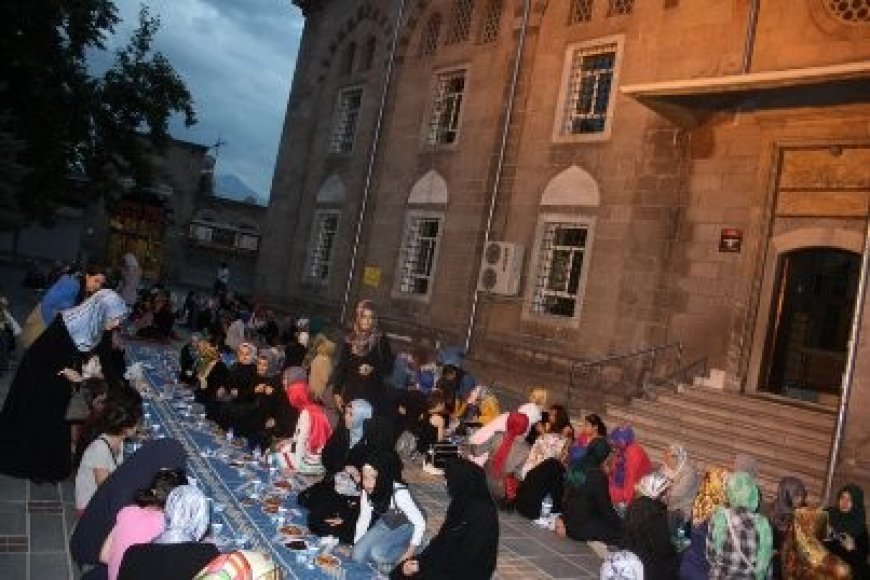 ÜMMETİN İFTARINDA ARAKAN VE SURİYE UNUTULMADI