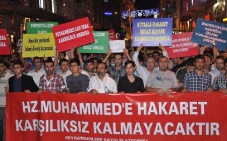 Peygamber'e Hakaret Eden Film, Meşaleli Yürüyüş İle Protesto Edildi