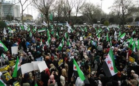 BİNLERCE KİŞİ SURİYE İNTİFADASINA DESTEK İÇİN YÜRÜDÜ