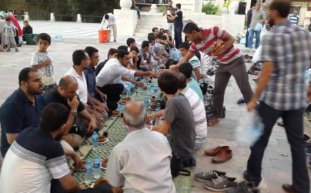 Yeşilsu Parkı önünde yüzlerce kişi simit ve hurmayla iftar yaptı.