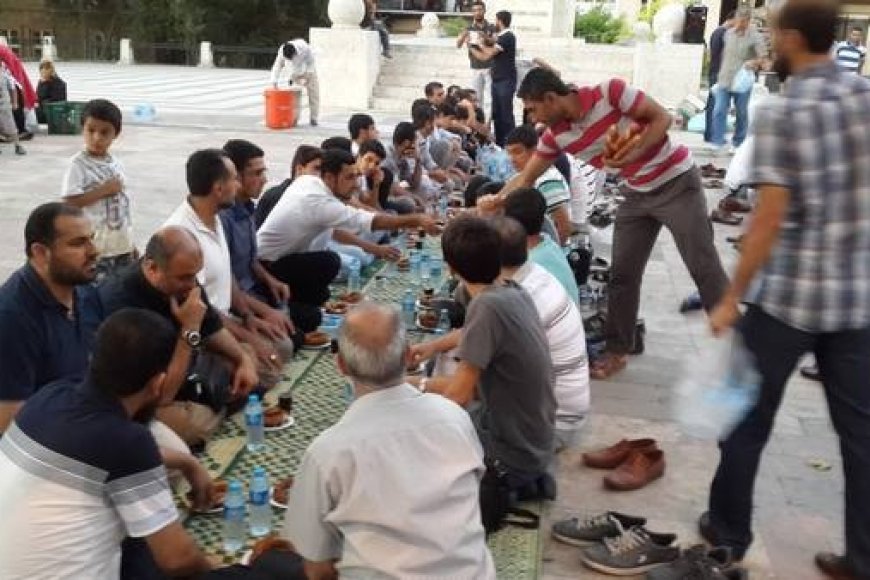 Yeşilsu Parkı önünde yüzlerce kişi simit ve hurmayla iftar yaptı.
