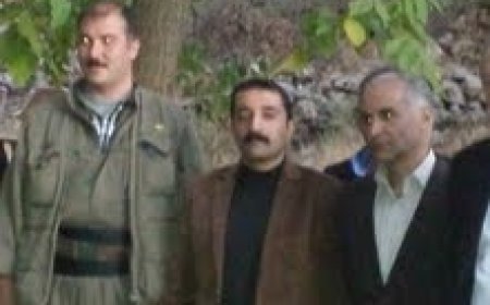 HAKKARİ MAZLUMDER BİR KÖY KORUCUSUNU KANDİLDEN TESLİM ALDI