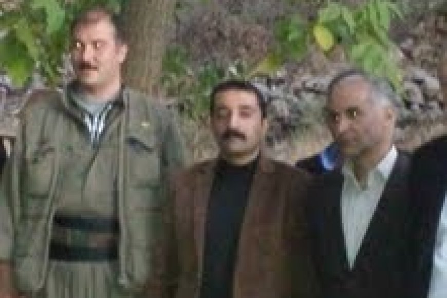 HAKKARİ MAZLUMDER BİR KÖY KORUCUSUNU KANDİLDEN TESLİM ALDI