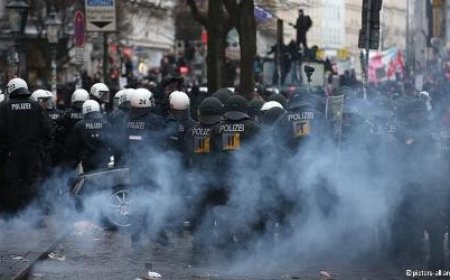 ALMAN HALKININ DEMOKRATİKLEŞME TALEPLERİNİ DESTEKLİYOR ALMAN POLİSİNİN ZORBA UYGULAMALARINI KINIYORUZ !