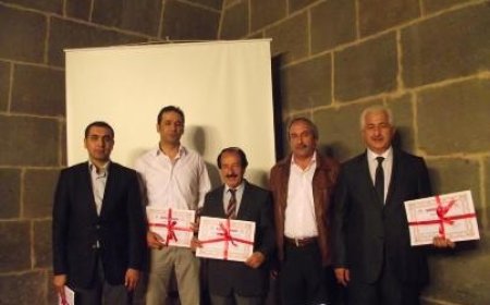 İNSAN HAKLARI SEMİNER KATILIMCILARINA BELGE VE PLAKETLERİ VERİLDİ