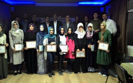 İNSAN HAKLARI OKULU MEZUNLARI SERTİFAKALARINI ALDI