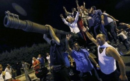 DARBE GİRİŞİMİNİ LANETLİYORUZ! MEYDANLARI BOŞALTMAYACAĞIZ!